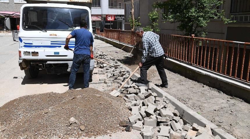 Tahrip olan yollar onarılıyor