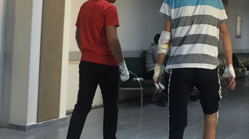 K&ouml;peğe &ccedil;arpmak istemeyen s&uuml;r&uuml;c&uuml;n&uuml;n motosikleti devrildi: 2 yaralı