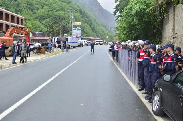 Fırtına Vadisi'nde kaçak yapıların yıkımı öncesi gerginlik (2)