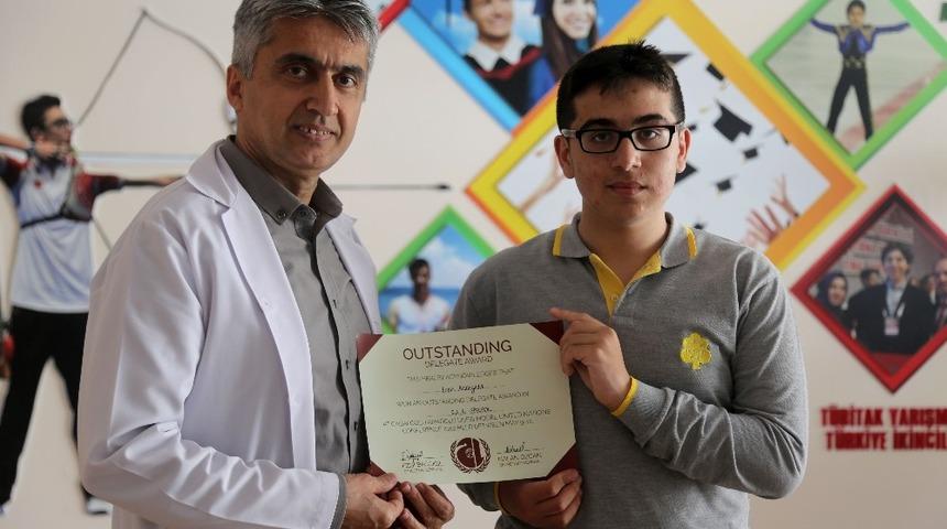 İhlas Koleji &ouml;ğrencisine Calmun 2019&rsquo;dan &ouml;d&uuml;l