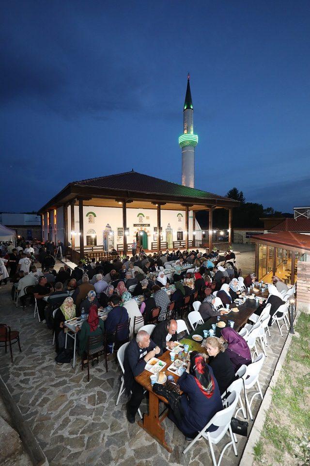 Bulgaristan'daki caminin bahçesinde iftar yemeği