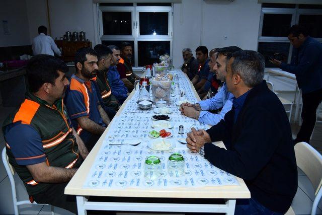 Başkan Çınar, temizlik personeli ile sahur yaptı