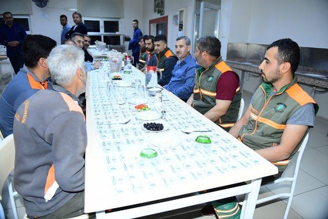 Başkan Çınar, temizlik personeli ile sahur yaptı