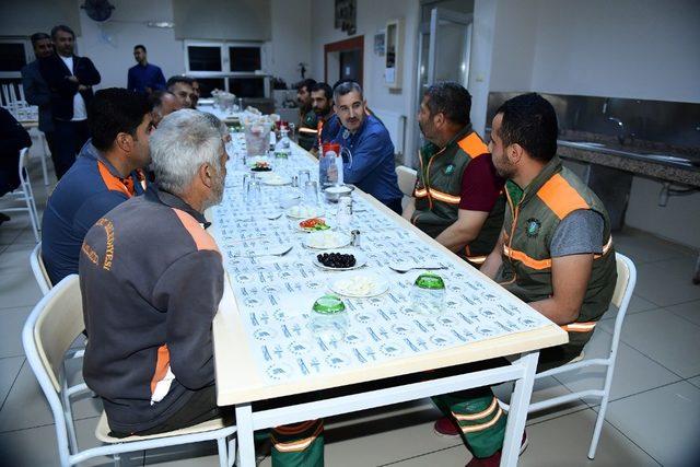 Başkan Çınar, temizlik personeli ile sahur yaptı