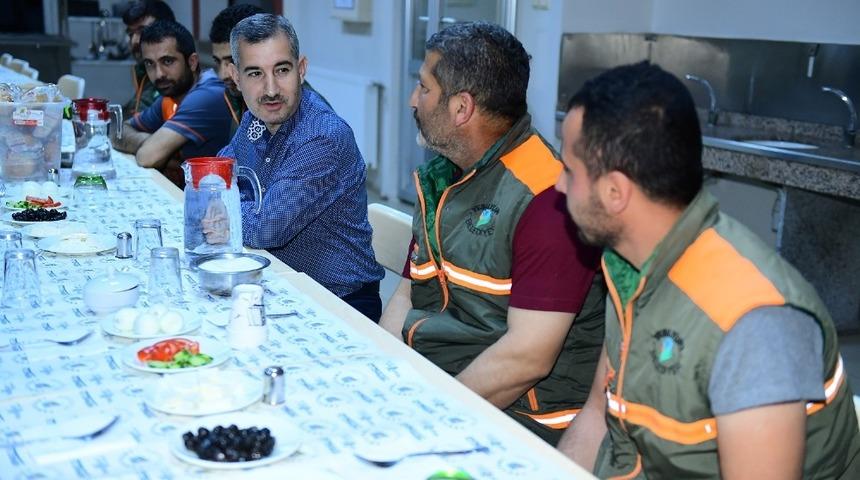 Başkan &Ccedil;ınar, temizlik personeli ile sahur yaptı