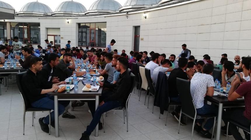 Siirt M&uuml;ft&uuml;l&uuml;ğ&uuml;&rsquo;nden &uuml;niversite &ouml;ğrencilerine iftar