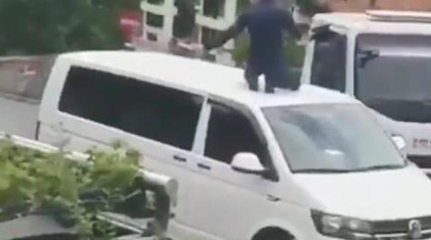 Polise direnen s&uuml;r&uuml;c&uuml; aracın &uuml;st&uuml;nde otoparka g&ouml;t&uuml;r&uuml;ld&uuml;