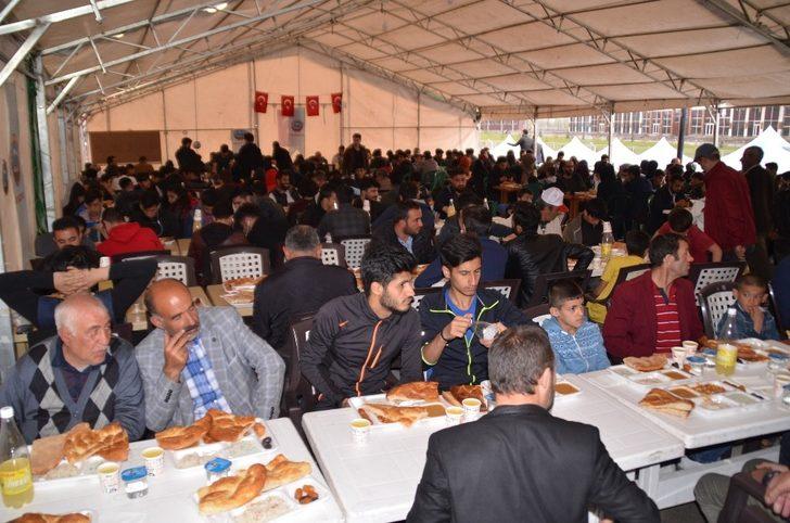 Başkan Sayan, orucunu iftar çadırında açtı G5