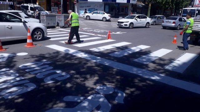 Yaya geçidi çizgileri yenilendi