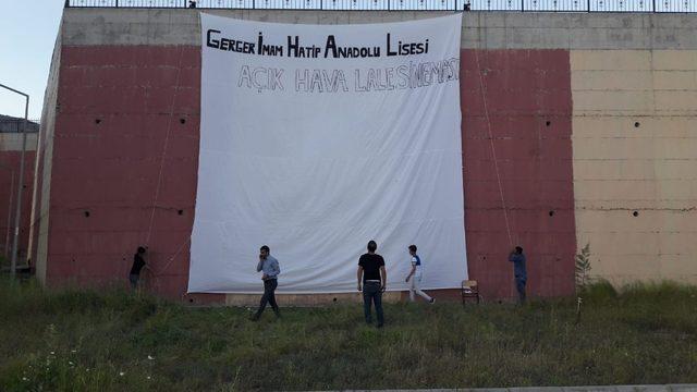 Öğrencilere yazlık açık hava sinema hizmeti