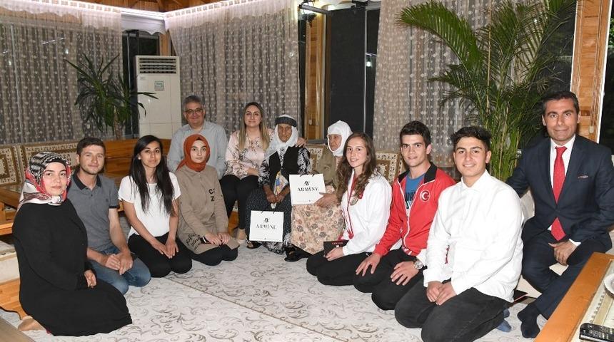 Yaşlılar ve gençler vali konağında iftarda buluştu