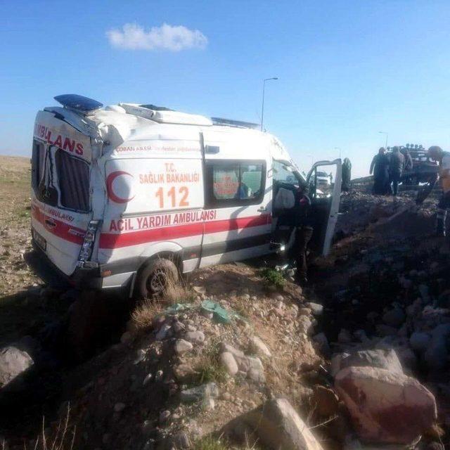 Kayseri'de ambulans devrildi; sürücü ile 2 sağlıkçı yaralı
