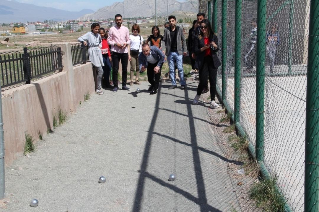 Ağrı Milli Eğitim M&uuml;d&uuml;r&uuml; Tekin, &ouml;ğretmenlerin sosyal medyadan davetini kırmadı