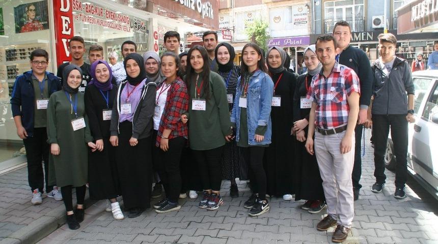 Devrekli &ouml;ğrenciler pazardaki vatandaşların eşyalarını taşıdılar