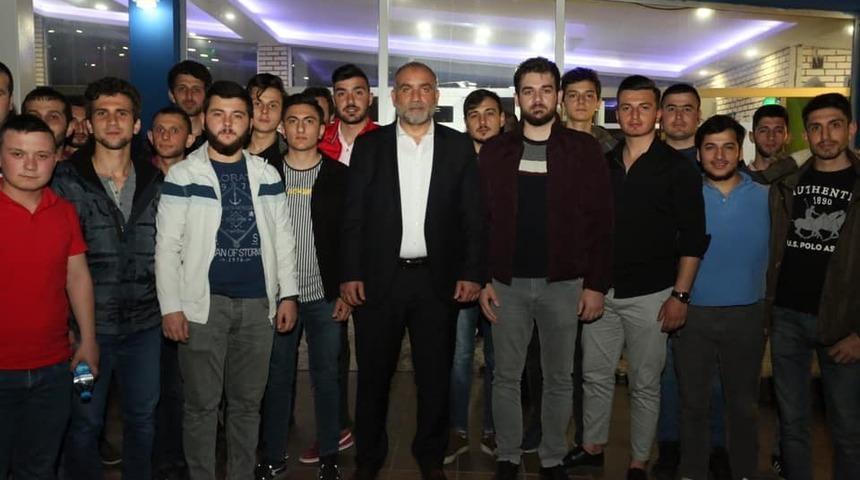 Sosyal medya &uuml;zerinden haberleştiği gen&ccedil;lerle sahurda buluştu