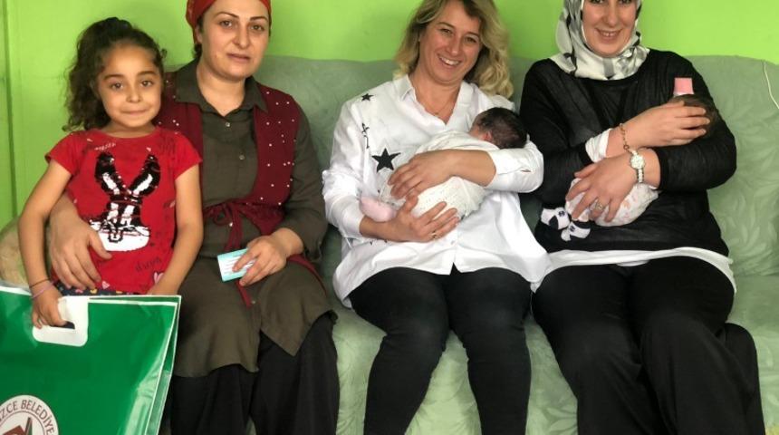 Yenidoğan ziyaretleri s&uuml;r&uuml;yor