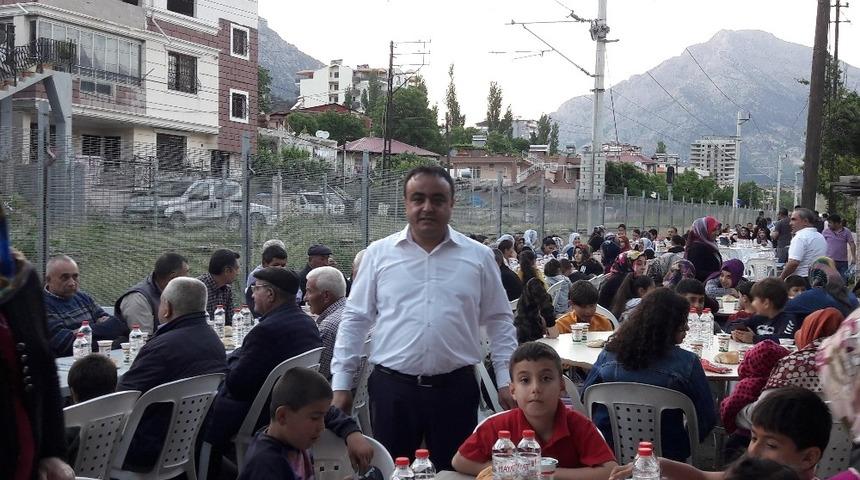 Adak kurbanı kesip iftar verdi