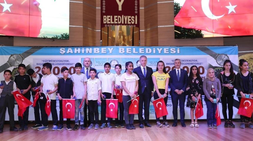 Vali G&uuml;l ve Tahmazoğlu &ouml;ğrencileri &ouml;d&uuml;llendirdi