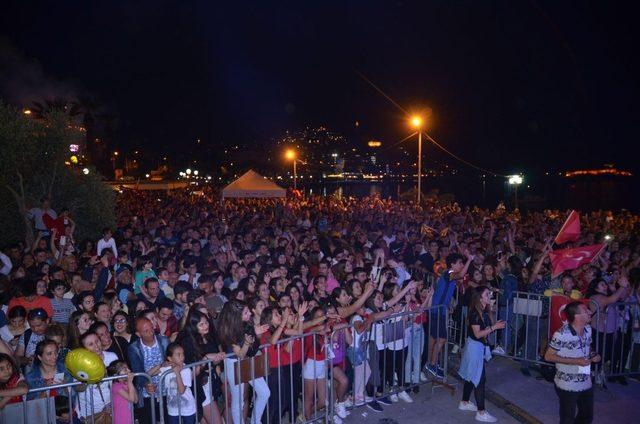 Kuşadası gençlik konseri ile coştu