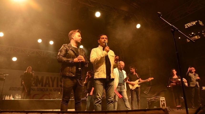 Kuşadası gen&ccedil;lik konseri ile coştu