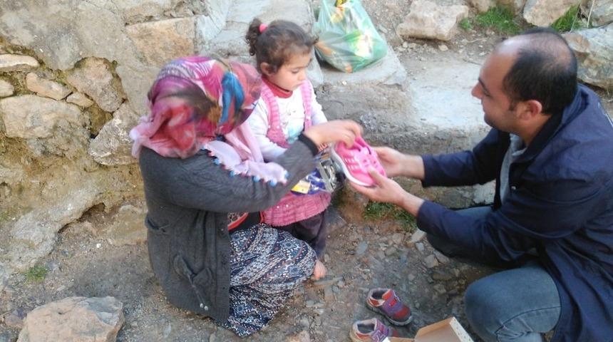 Şehit yakınlarından yetimlere yardım