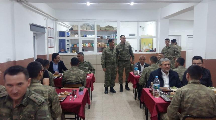 İran sınırındaki Mehmet&ccedil;ikle iftar