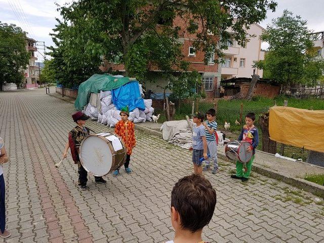 Kendi yazdıkları manileri davul eşliğinde söylüyorlar