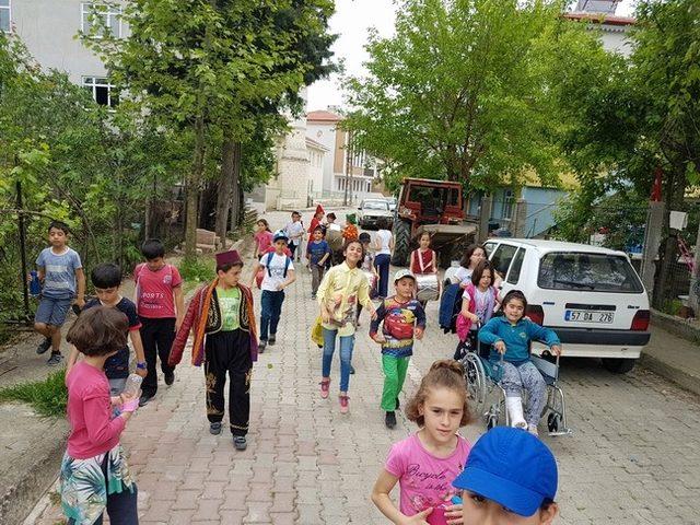 Kendi yazdıkları manileri davul eşliğinde söylüyorlar