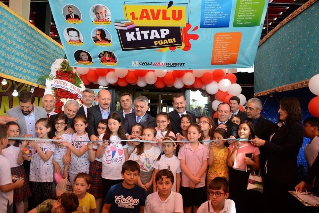 Vali Yazıcı, Kitap fuarını ziyaret etti