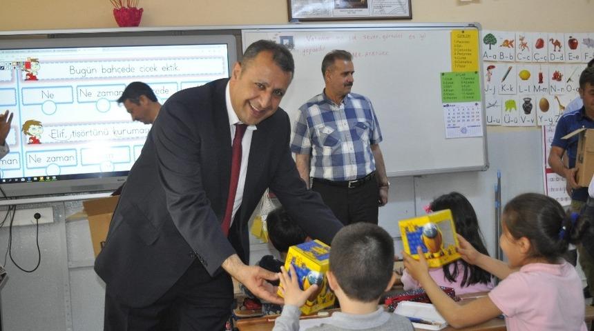 Şuhut PTT Şubesinden minik &ouml;ğrencilere oyuncak hediye edildi