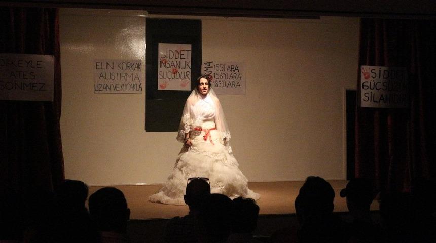 Marmarisli &ouml;ğrencilerden &lsquo;şiddet&rsquo; konulu drama