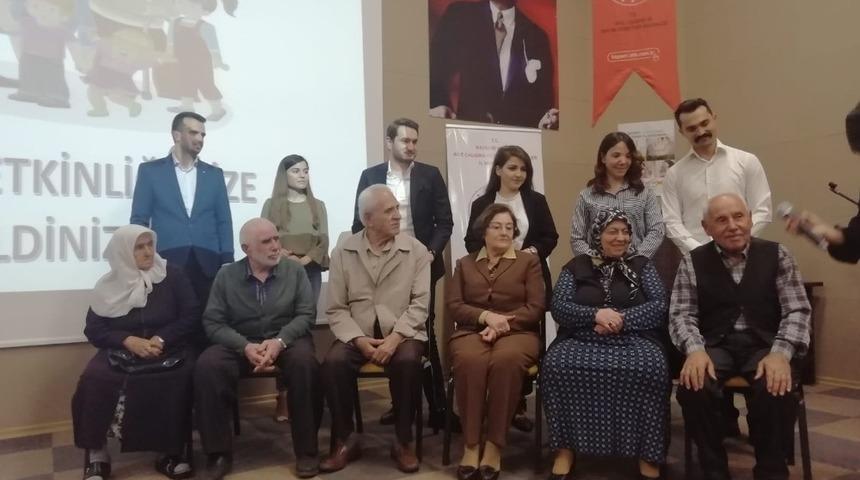 Yaşlı &Ccedil;iftler Uzun Evliliğin Sırlarını Gen&ccedil; &Ccedil;iftlerle Paylaştı