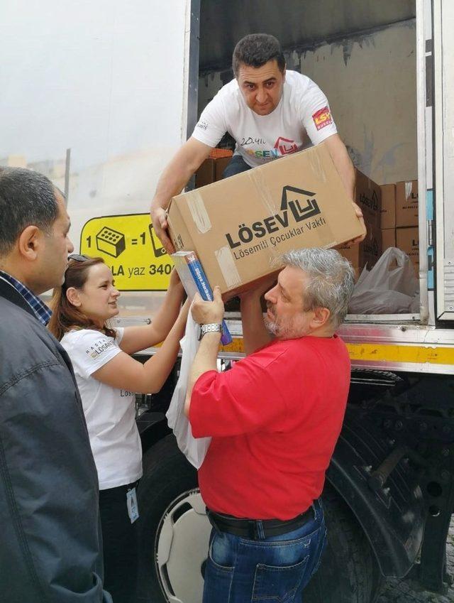 LÖSEV Tırı Bandırma’da iyilik ve umut dağıttı