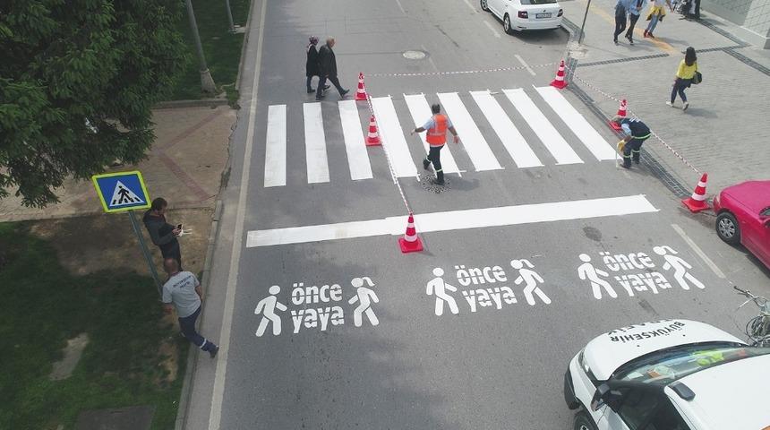 Yollara &lsquo;&Ouml;nce Yaya&rsquo; g&ouml;rselleri &ccedil;izildi