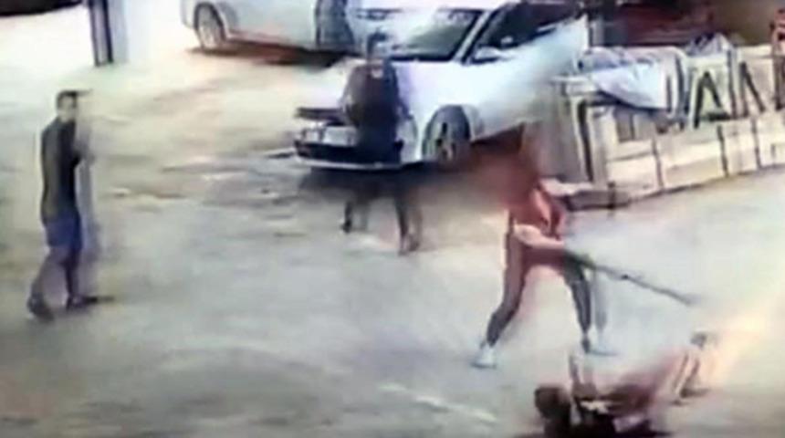 Tartıştığı yaşıtlarına döner bıçağı ile saldırdı