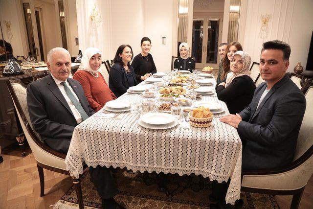 Binali Yıldırım Twitter'den mesaj atan aileyi iftarda evinde misafir etti