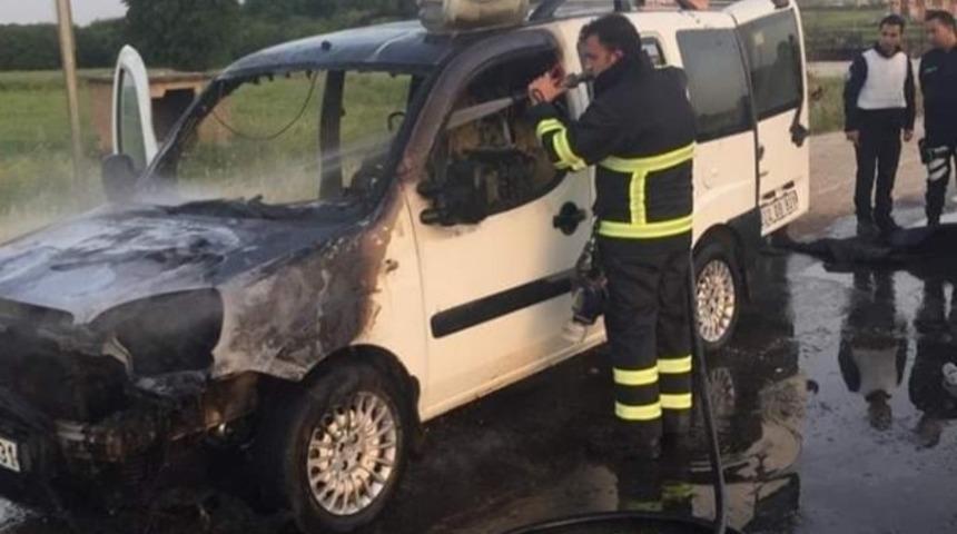 Seyir halindeki ara&ccedil; alev aldı