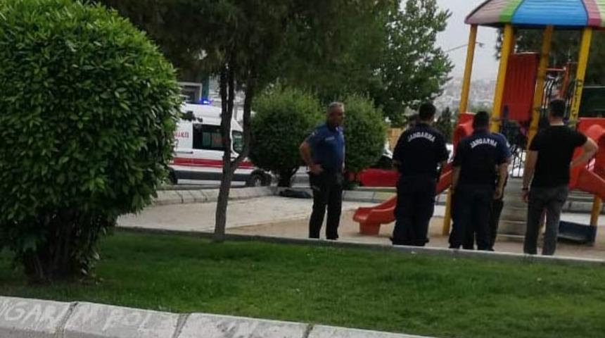 Yoldan ge&ccedil;en jandarma tesad&uuml;fen fark etti! &Ccedil;ocuk parkında dehşet!