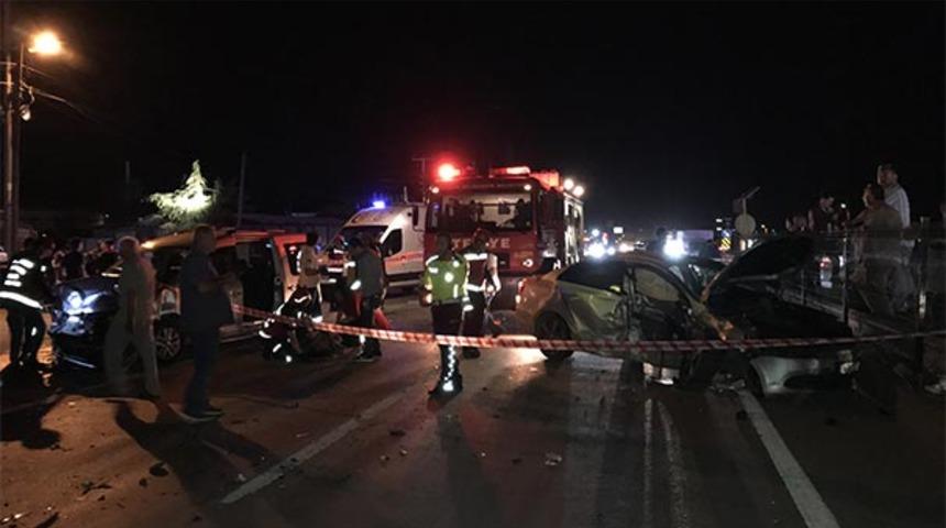 Sakarya'da feci kaza! İki ara&ccedil; hurdaya d&ouml;nd&uuml;: &Ccedil;ok sayıda yaralı var