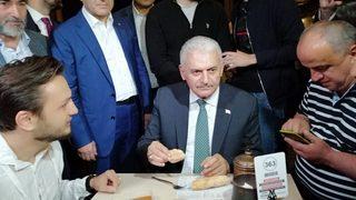 Binali Yıldırım ile vatandaş arasında güldüren sohbet