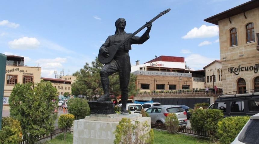 Refik Başaran&rsquo;ın heykeli yeni yerine taşındı