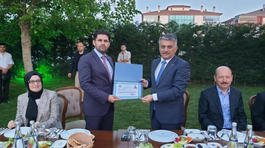 İzmir&rsquo;a atanan Sağlık M&uuml;d&uuml;r&uuml; &Ouml;ztop&rsquo;a veda yemeği