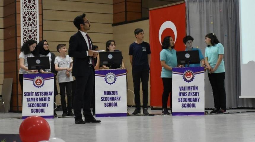 Erzincan&rsquo;da ortaokullar arası bilgi yarışması yapıldı