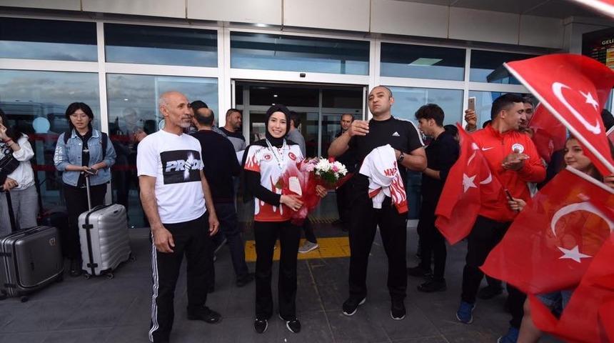 D&uuml;nya Kupası Şampiyonu Hayriye T&uuml;rksoy &Ccedil;i&ccedil;eklerle Karşılandı