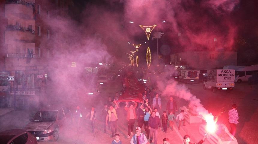 Hizan&rsquo;da meşaleli y&uuml;r&uuml;y&uuml;ş