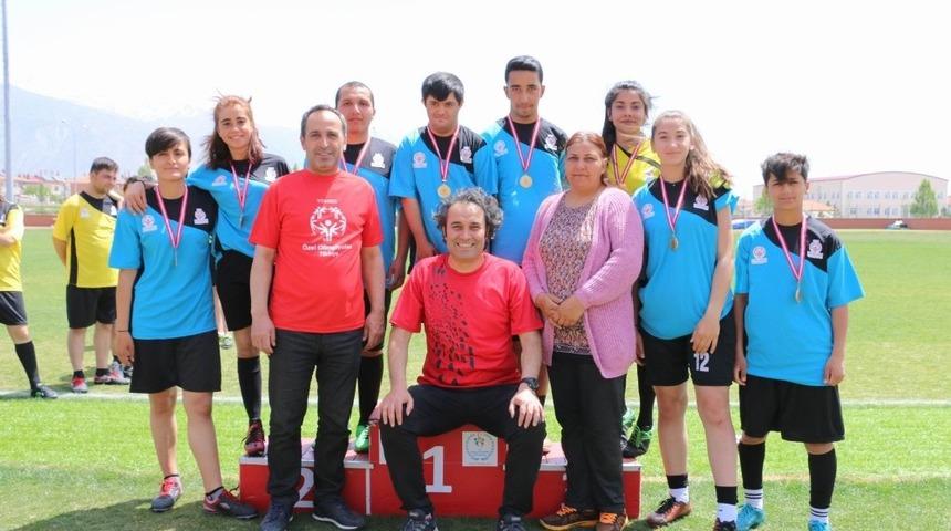 &Ouml;zel eğitim alan &ouml;ğrenciler futbol oynadı