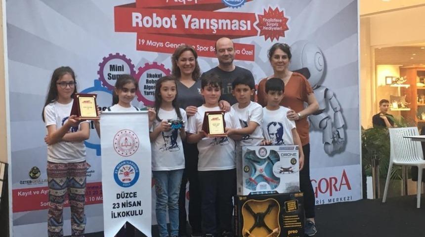 D&uuml;zce 23 Nisan İlkokulu &ouml;ğrencileri Robot yarışmasında 3. oldu