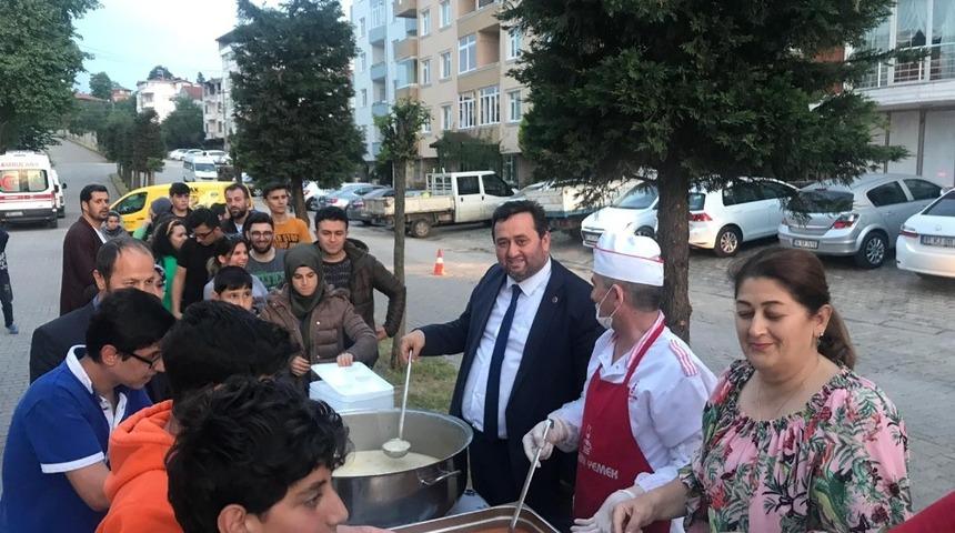 Başkan Yanmaz iftarda eşi ile yemek dağıttı