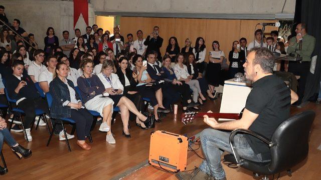 Haluk Levent ve TED Ankara Koleji öğrencileri skolyoz hastalığı için bir araya geldi