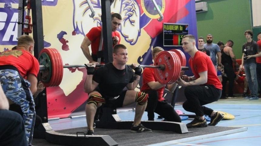 Yaroslav Radashkevich ağırlığı kaldıramayınca d&uuml;şerek bacaklarını kırdı